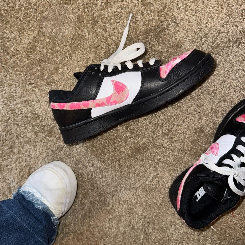 Nike Women's Black and Pink Sneakers
